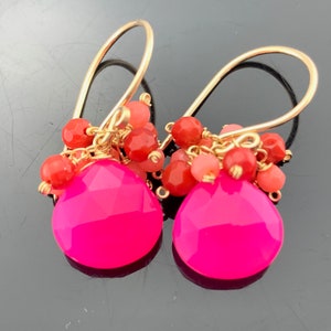 Felroze chalcedoon · Rode en roze koraaloorbellen · 14K gold filled of sterlingzilver · Gedurfd edelsteencadeau · Handgemaakt voor haar