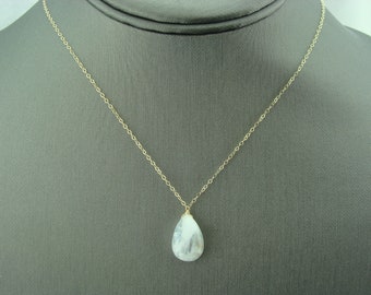 Collana con ciondolo a goccia in pietra di luna arcobaleno • Ciondolo in pietra preziosa liscia, catena in oro 14 carati
