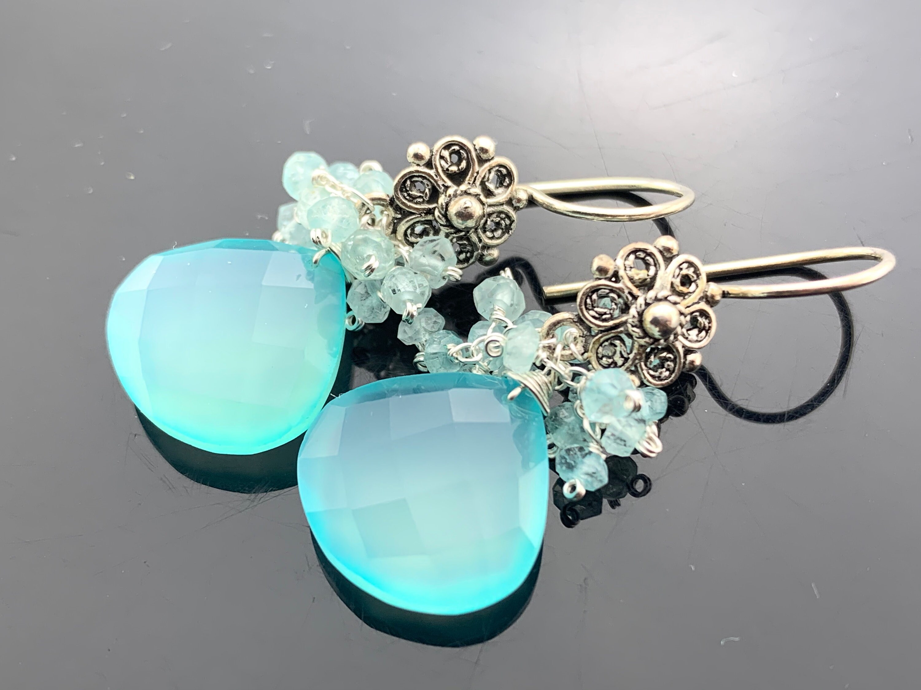 【はくとん( 'ω')ŧ‹\"ŧ‹\"】アクアマリンカルセドニーイヤリング はくとん( 'ω')ŧ‹