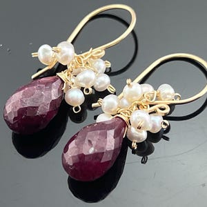 Pendientes con colgante de rubí y perlas blancas de agua dulce · Plata de ley 925 o chapado en oro de 14 quilates · Pendientes de racimo