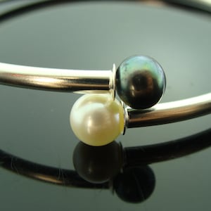 Black & White Akoya Pearls · 925 Sterling Silver Flex Tube Bangle Bracelet · Elegant Pearl Gift · Handmade for Her