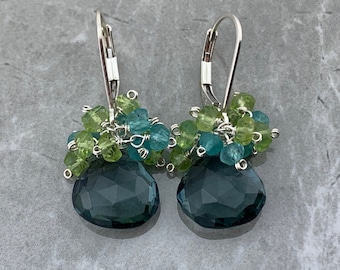 Orecchini a leva con quarzo blu di Londra, peridoto e apatite, argento sterling 925 placcato oro 14 carati.
