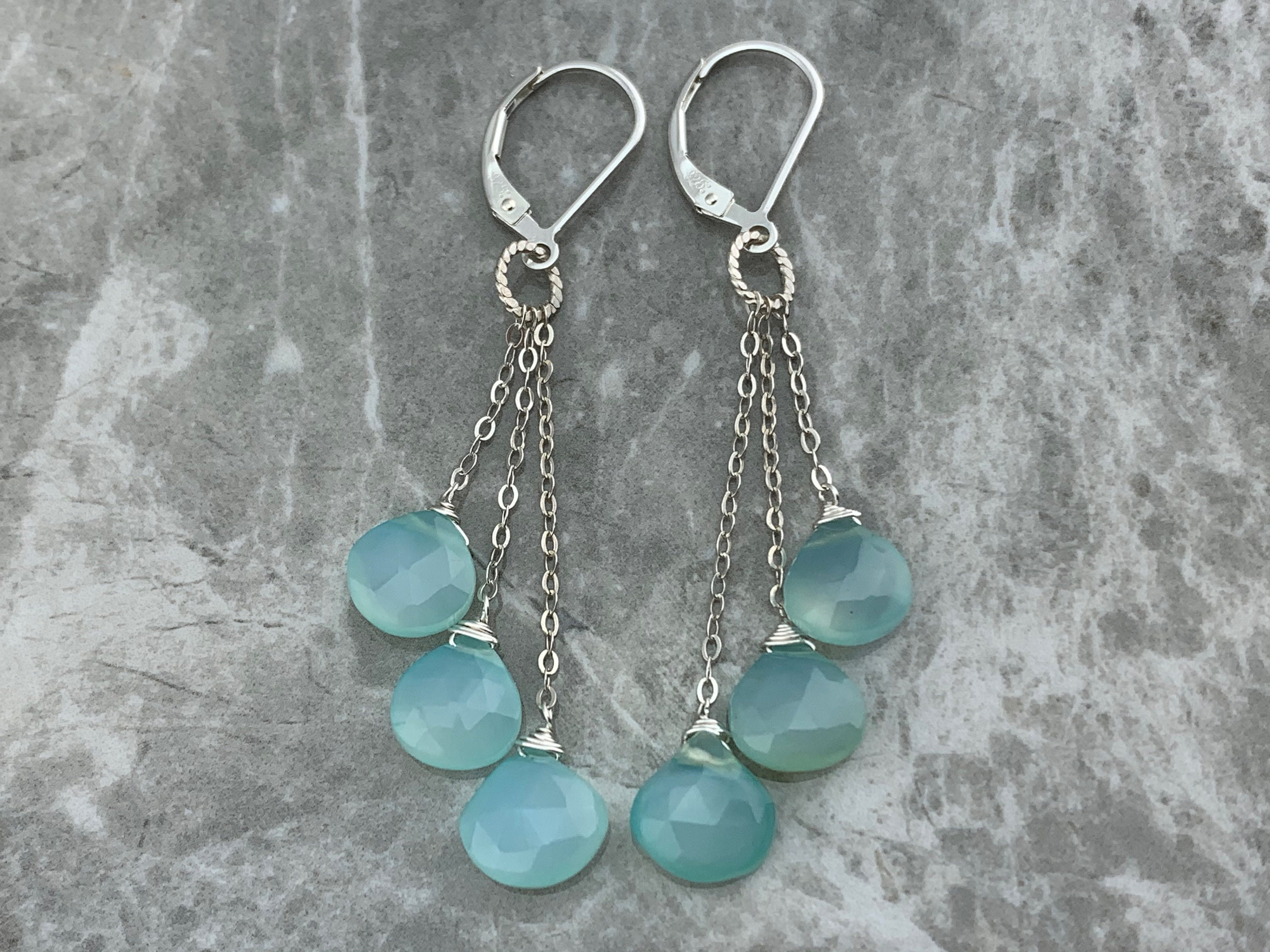 Chalcedony イヤリング アクアライトブルー スムースシンプルダングルデイリーティアドロップ K10 地中海の美しい滴 一粒シーブルーカルセドニー(トリリアントカット