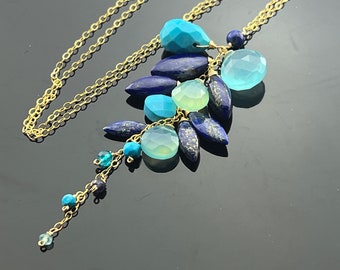 Collar en cascada de calcedonia aguamarina, lapislázuli, turquesa, aguamarina, apatita e iolita • Baño de oro de 14 quilates • Piedra preciosa