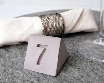 Juego de 10 números de mesa de estilo hormigón moderno para restaurantes y bodas • Letreros de mesa minimalistas de yeso • Decoración industrial para cafeterías • Marcadores