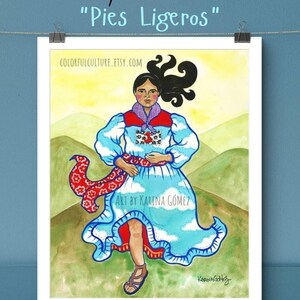 Puede incluir: Una pintura de acuarela de una mujer con un vestido azul con nubes blancas y ribetes rojos. Lleva una bufanda roja y tiene el pelo largo y negro. La pintura se titula "Pies Ligeros" y es de la artista Karina Gomez.