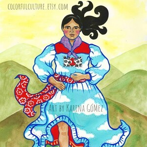 Puede incluir: Una pintura de acuarela de una mujer con un vestido azul y blanco con detalles rojos. Tiene el pelo largo y negro y sostiene una bufanda roja con flores blancas. La pintura est&aacute; ambientada en un fondo de colinas verdes y un cielo amarillo. El texto "Art by Karina G&oacute;mez" est&aacute; escrito en la parte inferior central de la pintura.