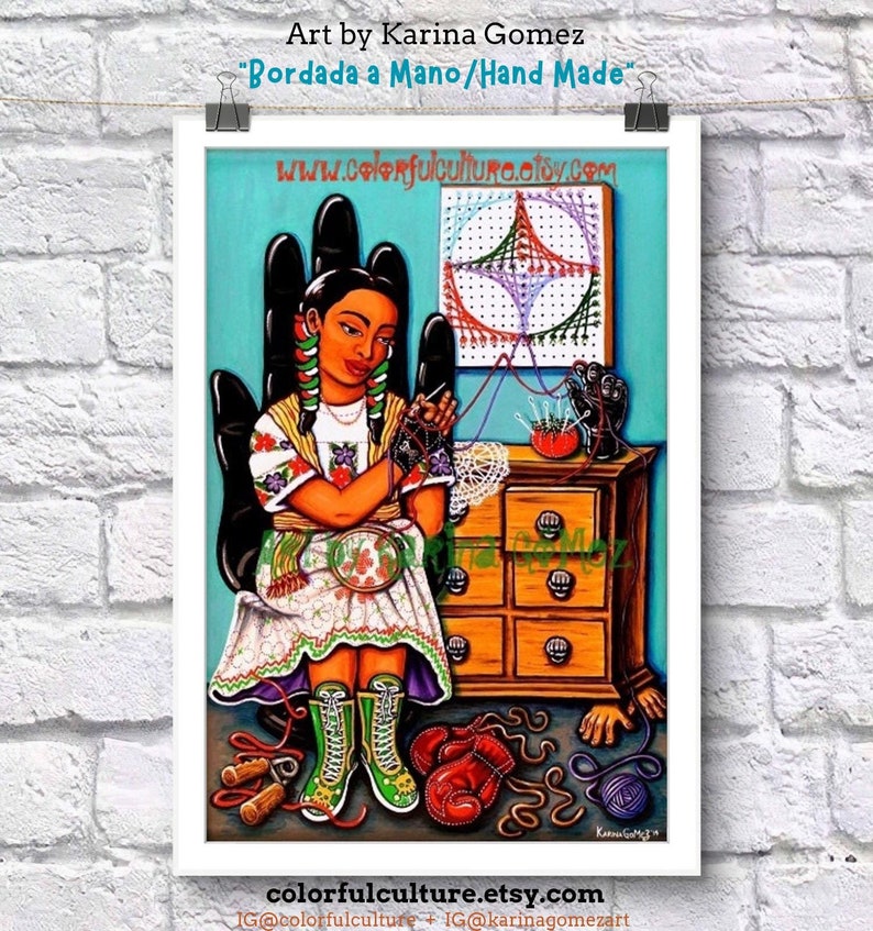 Op de afbeelding: Een kleurrijk schilderij van een vrouw die op een stoel in de vorm van een hand zit en met garen naait. De vrouw draagt een traditionele Mexicaanse jurk en heeft een grote hand achter zich. Het schilderij is getiteld "Bordada a Mano/Hand Made" en bevat de website www.colorfulculture.etsy.com.