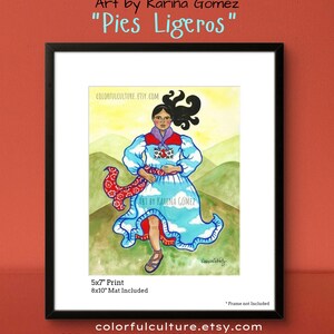 Puede incluir: Una pintura de acuarela de una mujer con un vestido azul y blanco con una bufanda roja. La mujer camina con los brazos extendidos y su cabello ondea en el viento. La pintura se titula "Pies Ligeros" y es de la artista Karina Gomez.