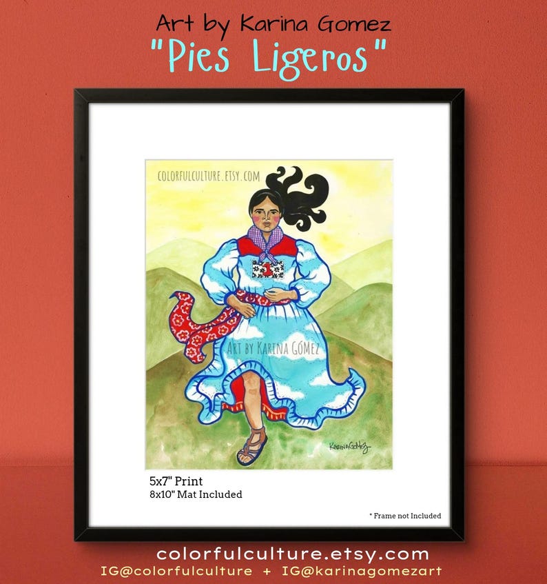 Puede incluir: Una pintura de acuarela de una mujer con un vestido azul y blanco con una bufanda roja. La mujer camina con los brazos extendidos y su cabello ondea en el viento. La pintura se titula "Pies Ligeros" y es de la artista Karina Gomez.