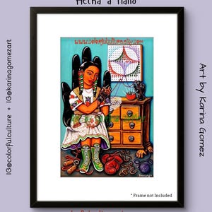 Op de afbeelding: Een kleurrijk schilderij van een vrouw die op een stoel in de vorm van een hand zit en een naald en draad vasthoudt. Ze draagt een traditionele Mexicaanse jurk en heeft een kleurrijke achtergrond achter zich. Het schilderij is getiteld "Hecha a Mano" en is van de kunstenaar Karina Gomez.