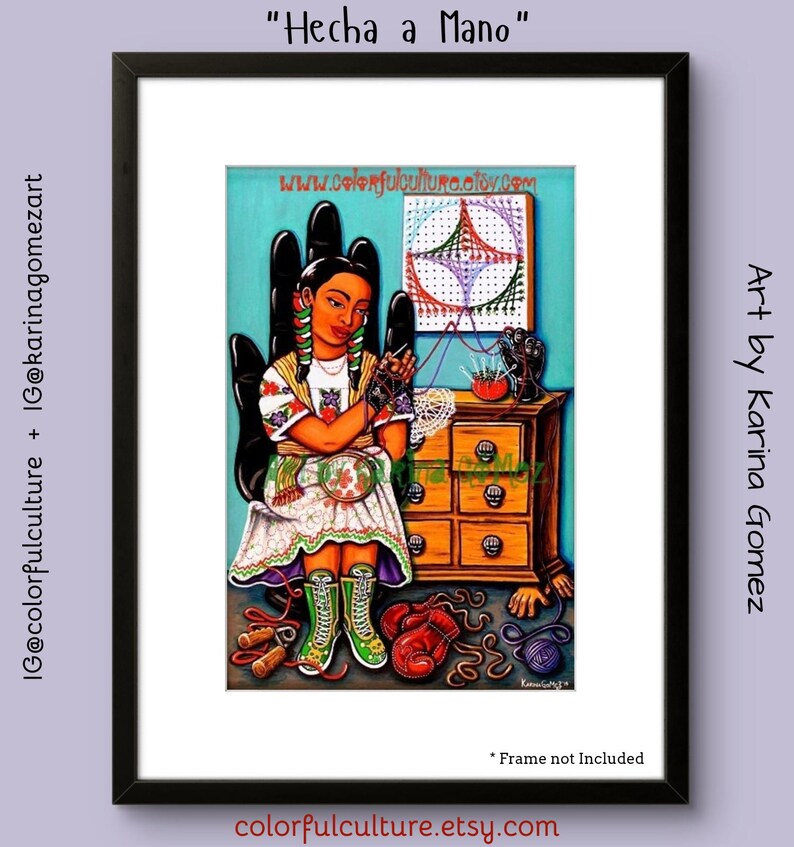Op de afbeelding: Een kleurrijk schilderij van een vrouw die op een stoel in de vorm van een hand zit en een naald en draad vasthoudt. Ze draagt een traditionele Mexicaanse jurk en heeft een kleurrijke achtergrond achter zich. Het schilderij is getiteld "Hecha a Mano" en is van de kunstenaar Karina Gomez.
