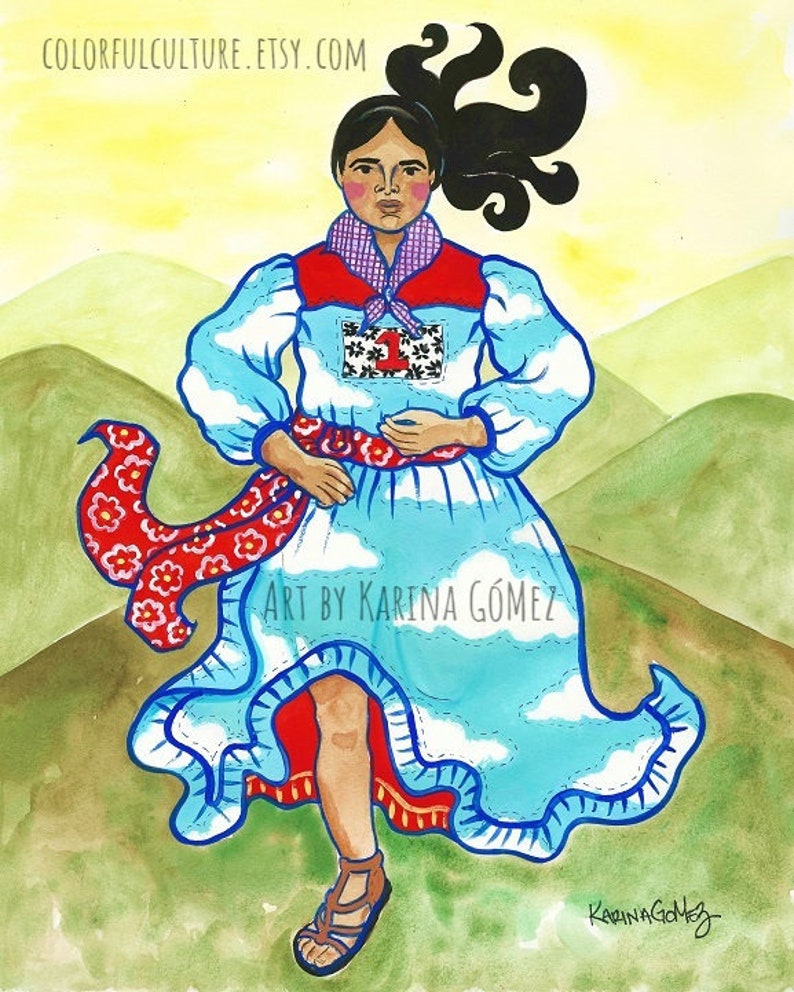 Puede incluir: Una pintura de acuarela de una mujer con un vestido azul y blanco con detalles rojos. Tiene el pelo largo y negro y sostiene una bufanda roja con flores blancas. La pintura est&aacute; ambientada en un fondo de colinas verdes y un cielo amarillo. El texto "Art by Karina G&oacute;mez" est&aacute; escrito en la parte inferior central de la pintura.