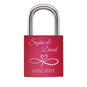 Könnte beinhalten: Ein rotes Vorhängeschloss mit einem silbernen Bügel. Auf dem Schloss sind die Namen "Sophie & David", ein herzförmiges Design und das Datum "01.02.2003" in weißer Schrift eingraviert. Das Schloss hat eine gebürstete Metalloberfläche.