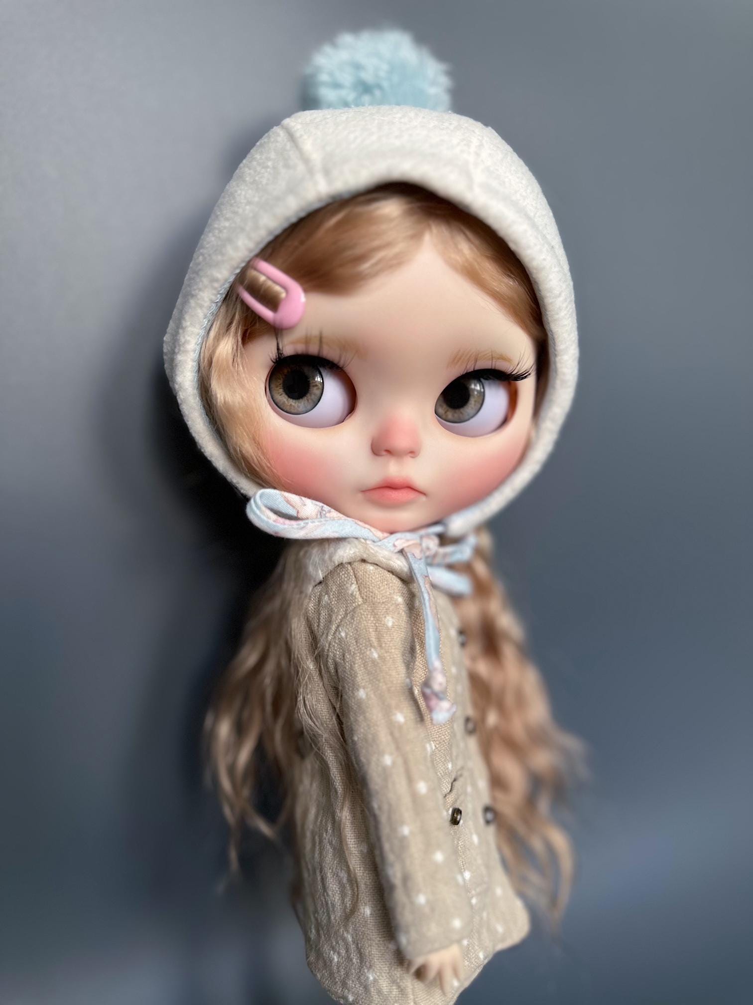 Poupée Blythe OOAK Customisée – Peau Blanche, Yeux Fermés, Cou Articulé