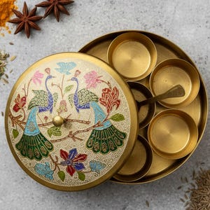 Handgefertigte Messing Masala Box mit handbemaltem Pfau Design | Indische Gewürzdose für Küche & Esszimmer | Traditionelles Geschenk für Sie Masala Dani
