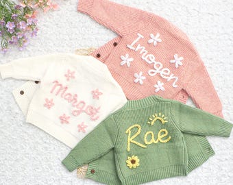 Hand häkeln Neugeborene Strickjacke, Baby-Mädchen mit Stickerei, Baby Name Cardigan für Jungen, benutzerdefinierte Kleinkind-Cardigan, Baby-Geschenke