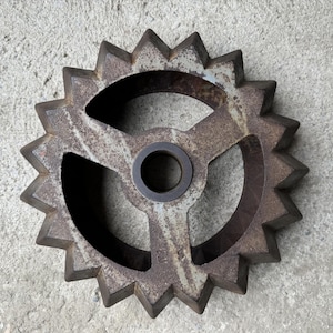 Rusty Star - Vintage Industrial Cast Iron Gear 32cm - Rustic Steampunk Decor, Antique Machinery Part, Industrial Loft Decor