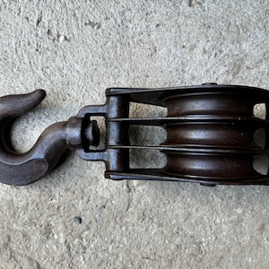 Vintage Restored Hook and Pulley – 1500kg Capacity, Industrial Decor, Rustic Steel, Heavy Duty, Vintage Pulley System, 41cm, 7.4kg