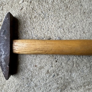 Vintage Hammer geschmiedet - 650g, 21 cm, rustikaler Holzgriff, antikes Werkzeug, handgefertigt, Industriedekor, Sammlerstück