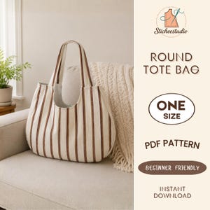Puede incluir: Un bolso tote redondo con rayas verticales marrones y crema y dos asas. El texto a la derecha dice Sticheestudio, ROUND TOTE BAG, ONE SIZE, PDF PATTERN, BEGINNER FRIENDLY e INSTANT DOWNLOAD, con un logotipo de aguja e hilo.
