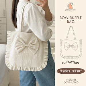 Peut inclure: Sac fourre-tout crème avec un grand nœud et une bordure à volants. Le sac présente des rayures verticales et un nœud assorti sur le devant. Le texte "BOW RUFFLE BAG", "PDF PATTERN", "BEGINNER FRIENDLY" et "INSTANT DOWNLOAD" est également visible.