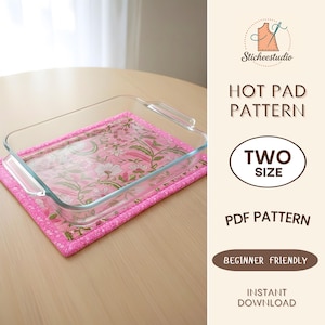Op de afbeelding: Een heldere glazen ovenschaal rust op een roze onderzetter met een bloemenpatroon. De onderzetter heeft een roze rand. De afbeelding bevat ook tekst: "HOT PAD PATTERN", "TWO SIZE", "PDF PATTERN", "BEGINNER FRIENDLY" en "INSTANT DOWNLOAD".