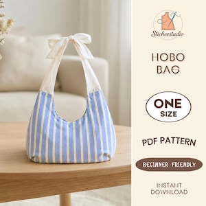 Könnte beinhalten: Eine Hobo-Tasche mit hellblau-weißem vertikalem Streifenmuster, einem weißen Oberteil und einem gebundenen Schleifengriff. Der Text rechts lautet Sticheestudio, HOBO BAG, ONE SIZE, PDF PATTERN, BEGINNER FRIENDLY und INSTANT DOWNLOAD.