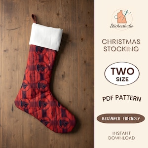 Könnte beinhalten: Rot-marine karierte Weihnachtsstrumpf mit weißem Bündchen und brauner Schlaufe zum Aufhängen. Der Strumpf hat ein sich wiederholendes Muster eines stilisierten Designs. Das Bild enthält auch den Text "Christmas Stocking", "Two Size", "PDF Pattern", "Beginner Friendly" und "Instant Download".