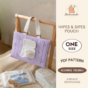 Puede incluir: Un estuche acolchado de color lavanda con un pequeño estampado floral y asas de tela blanca, con una tapa dispensadora de plástico blanco y una toallita asomando. El texto dice Sticheestudio WIPES & DIPES POUCH ONE SIZE PDF PATTERN BEGINNER FRIENDLY INSTANT DOWNLOAD.