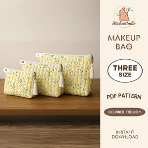 Pode incluir: Três nécessaires acolchoadas em tamanhos variados, com um padrão floral amarelo e folhas verdes. Cada bolsa tem um zíper branco e uma borla combinando. As bolsas são rotuladas S, M e L.