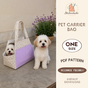 Puede incluir: Un patrón PDF de bolsa de transporte para mascotas de Sticheestudio, confeccionado en tela beige con estampado floral pequeño y un panel de cuadros vichy morados. La bolsa tiene dos asas y se muestra con un perro blanco pequeño dentro y otro al lado. El texto incluye PET CARRIER BAG, ONE SIZE, PDF PATTERN, BEGINNER FRIENDLY e INSTANT DOWNLOAD.