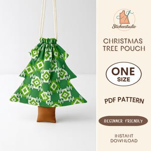Könnte beinhalten: Ein grüner weihnachtsbaumförmiger Beutel mit weißem geometrischen Muster. Der Beutel hat einen braunen Boden und einen Kordelzugverschluss. Der Text auf dem Bild lautet "Christmas Tree Pouch", "One Size", "PDF Pattern", "Beginner Friendly" und "Instant Download".
