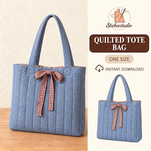 Op de afbeelding: Een blauwe gewatteerde tas met verticale stiksels en een rood-witte gingham strik in het midden. De tekst Sticheestudio, QUILTED TOTE BAG, ONE SIZE en INSTANT DOWNLOAD is zichtbaar aan de rechterkant van de afbeelding.