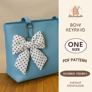 Peut inclure: Un sac fourre-tout bleu clair avec un porte-clés en forme de nœud blanc à pois noirs. Le porte-clés est attaché à la poignée du sac. L'image contient également le texte "BOW KEYRING", "ONE SIZE", "PDF PATTERN", "BEGINNER FRIENDLY" et "INSTANT DOWNLOAD".
