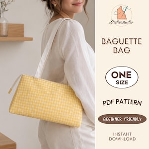 Puede incluir: Un bolso tipo baguette de cuadros vichy amarillos y blancos con cierre de cremallera blanco y correa de hombro blanca. El texto a la derecha dice Sticheestudio, BAGUETTE BAG, ONE SIZE, PDF PATTERN, BEGINNER FRIENDLY e INSTANT DOWNLOAD.