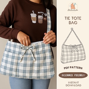 Op de afbeelding: Een wit en blauw geruite tie tote bag met een striksluiting en twee voorzakken. De afbeelding bevat een lijntekening van de tas en de tekst "Tie Tote Bag" en "PDF Pattern". De tas is geschikt voor beginners.