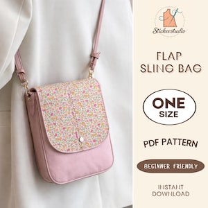 Puede incluir: Un bolso bandolera rosa con solapa, con solapa estampada floral y cuerpo rosa liso. El bolso tiene una correa para el hombro y herrajes dorados. El texto en la imagen dice "FLAP SLING BAG", "ONE SIZE", "PDF PATTERN", "BEGINNER FRIENDLY" e "INSTANT DOWNLOAD".