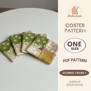 Op de afbeelding: Een verzameling van vijf patchwork onderzetters in groen, crème en geel. De onderzetters hebben verschillende bloemen- en stippatronen. De afbeelding bevat ook tekst: "COSTER PATTERN", "ONE SIZE", "PDF PATTERN", "BEGINNER FRIENDLY", en "INSTANT DOWNLOAD".