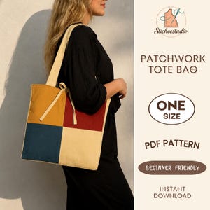 Op de afbeelding: Een patchwork tote bag met vier kleurvlakken in mosterdgeel, donkerrood, donkerblauw en crème. De tas heeft twee lichtgekleurde schouderbanden en een striksluiting. De tekst op de afbeelding luidt Sticheestudio PATCHWORK TOTE BAG.