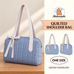 Pode incluir: Uma bolsa de ombro azul acolchoada com costuras verticais e duas alças longas com um pequeno padrão floral branco. Um laço de tecido a condizer está atado num dos lados. O texto diz Sticheestudio, QUILTED SHOULDER BAG e ONE SIZE.