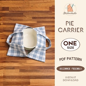 Könnte beinhalten: Eine weiße Kuchenform befindet sich in einem blau-weiß karierten Kuchenbehälter mit Griffen. Das Bild enthält den Text "PIE CARRIER", "ONE SIZE", "PDF PATTERN", "BEGINNER FRIENDLY" und "INSTANT DOWNLOAD".