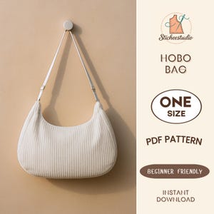 Puede incluir: Bolso hobo de pana color crema con una correa blanca, colgado contra una pared beige. El bolso tiene una forma curva y una textura acanalada vertical. El texto dice "Hobo Bag", "One Size", "PDF Pattern", "Beginner Friendly", y "Instant Download".