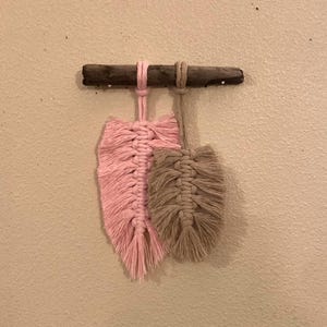 流木に飾られた小さなマクラメの羽根