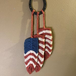 Makramee Federn am Hufeisen