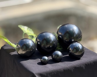 Sfera di shungite lucida – Autentica sfera di cristallo della Carelia per energia, protezione e meditazione.