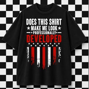 Puede incluir: Una camiseta negra de manga corta con texto en blanco y rojo que dice: DOES THIS SHIRT MAKE ME LOOK PROFESSIONALLY DEVELOPED. Debajo del texto hay un gráfico de estrellas blancas y rayas verticales rojas y blancas con textura desgastada.