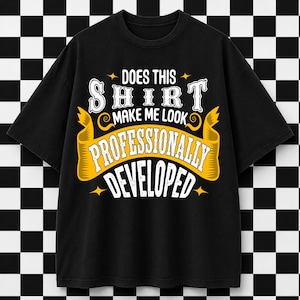 Peut inclure: Un t-shirt noir à manches courtes avec un texte graphique blanc et jaune qui indique : DOES THIS SHIRT MAKE ME LOOK PROFESSIONALLY DEVELOPED. Le motif comprend une bannière jaune et des étoiles décoratives centrées sur la poitrine.