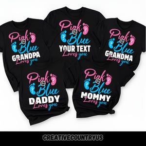 Puede incluir: Camisetas negras con texto rosa y azul que dice "Pink or Blue" con un diseño de huella y signo de interrogación. Las camisetas dicen "Grandpa Loves You", "Your Text Loves You", "Daddy Loves You", "Grandma Loves You" y "Mommy Loves You".