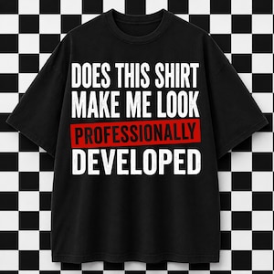 Peut inclure: Un t-shirt noir à manches courtes avec le texte blanc DOES THIS SHIRT MAKE ME LOOK, suivi du mot PROFESSIONALLY en lettres noires sur un fond rectangulaire rouge, et le mot DEVELOPED en lettres blanches en dessous.